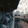 優しく見守る駅員さん