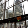 ドイツ＆ベルギーの旅　駅舎内から見るケルン大聖堂