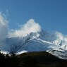 流れる雲を纏って。