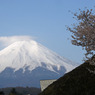 忍野の茅葺屋根越しの富士