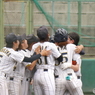 サヨナラ勝ちに喜ぶ選手たち