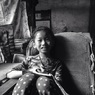 ぼろぼろソファーと読書少女