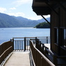 建物と中禅寺湖