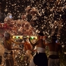 火祭、(喝采)