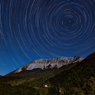 月明かりを浴びた大山南壁と星の軌跡