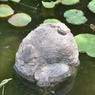 石のカエル