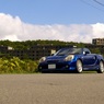 青いオープンカーと晩夏の廃墟