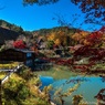 青空と紅葉と　飛騨の里