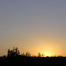 丘の向こうの夕日