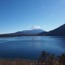 本栖湖と富士山