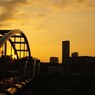 水管に夕日