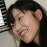 神楽の稽古場で笑う