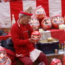 だるまを売る人