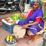 トウモロコシ売りの姥～インド Selling grilled corns