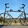 バラ革命広場の自転車～ジョージア Gigantic bicycle statue