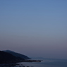 春の夜明けと月と干潟。