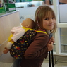 IMGP3861　お人形を背負う少女