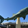 空を泳ぐジンベイザメの像