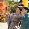 紅葉と着物女子 スマホ