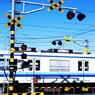 青い空と白い電車と踏切と