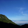 阿弥陀岳と月と青空