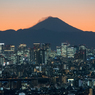 ［２５「東京のビル街と富士山」