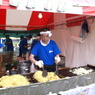 焼きそばを焼く人