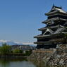 山と城。