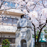 優しい顔のお地蔵さん？と桜
