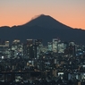 「都会のビル群と富士山」