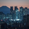「明かりのついた都会のビルと富士山」DSC_4570