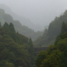 雨に煙る山間