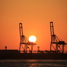コンテナ置き場に沈む夕日