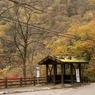 山峡のバス停