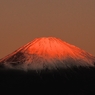 見わたせば 雲居はるかに 雪白し 富士の高嶺の あけぼのの空