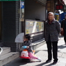 陽を受ける人、覗く子供