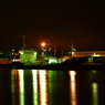 夜の港。