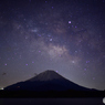 冬の夜空に煌めく