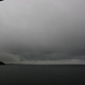 空と湖面の間