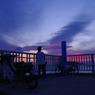 見つめる先には夕暮れの空