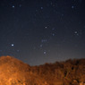 赤い山に星降る夜