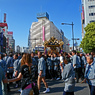 一昔前の三社祭　⑤デパート前を行く御神輿