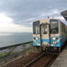 人がたくさん出向かれるも、誰も乗らない電車