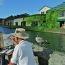 娘とママの北海道旅行のアルバムから 10 小樽運河を描く人