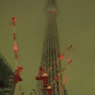 闇の中の赤と白