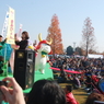 歓声にこたえる