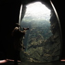 水族館の水槽の中を撮る人を撮る　2
