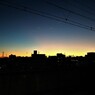 夜明け前の駅ホームにて