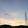 朱、藍、鉄塔、雲