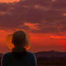 夕日を見送る女